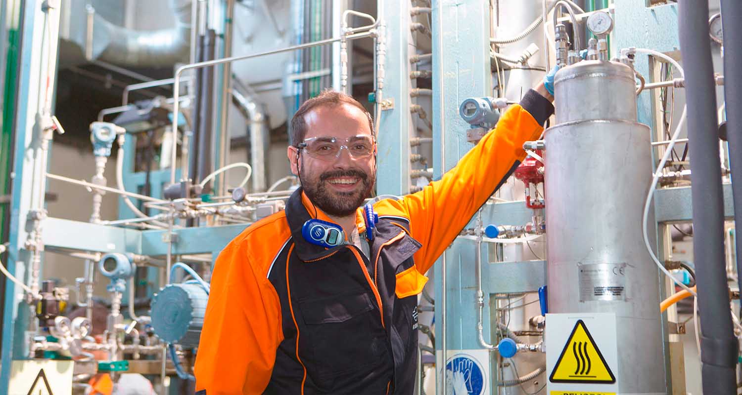 Un employé souriant