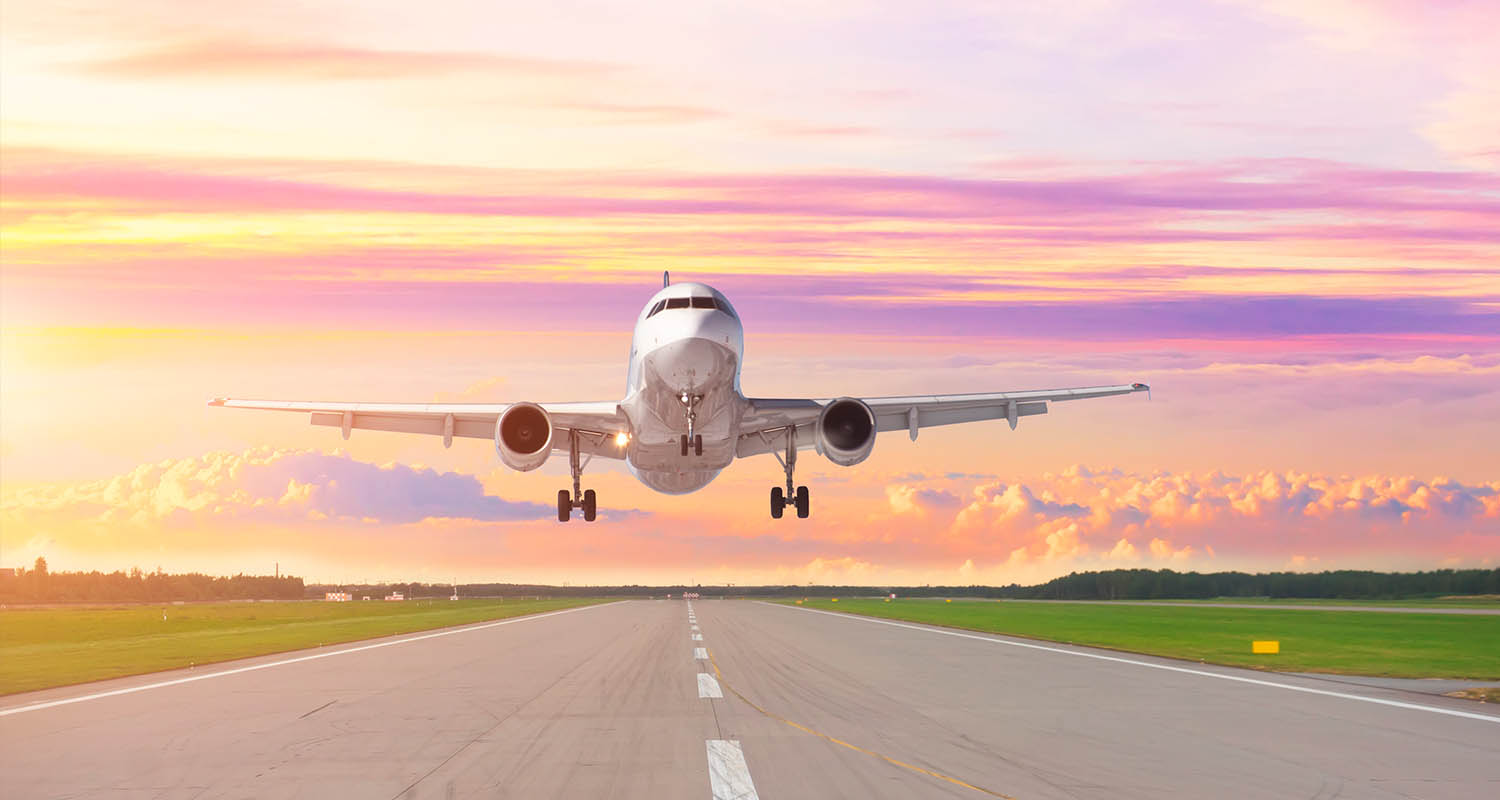 Un avion qui atterrit dans un aéroport
