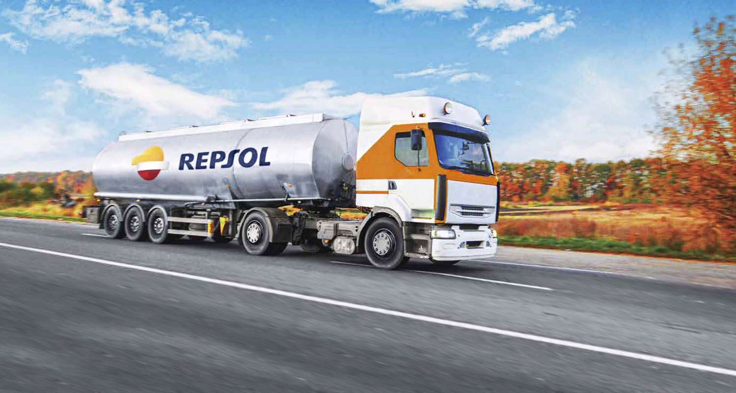 Un camion repsol sur la route