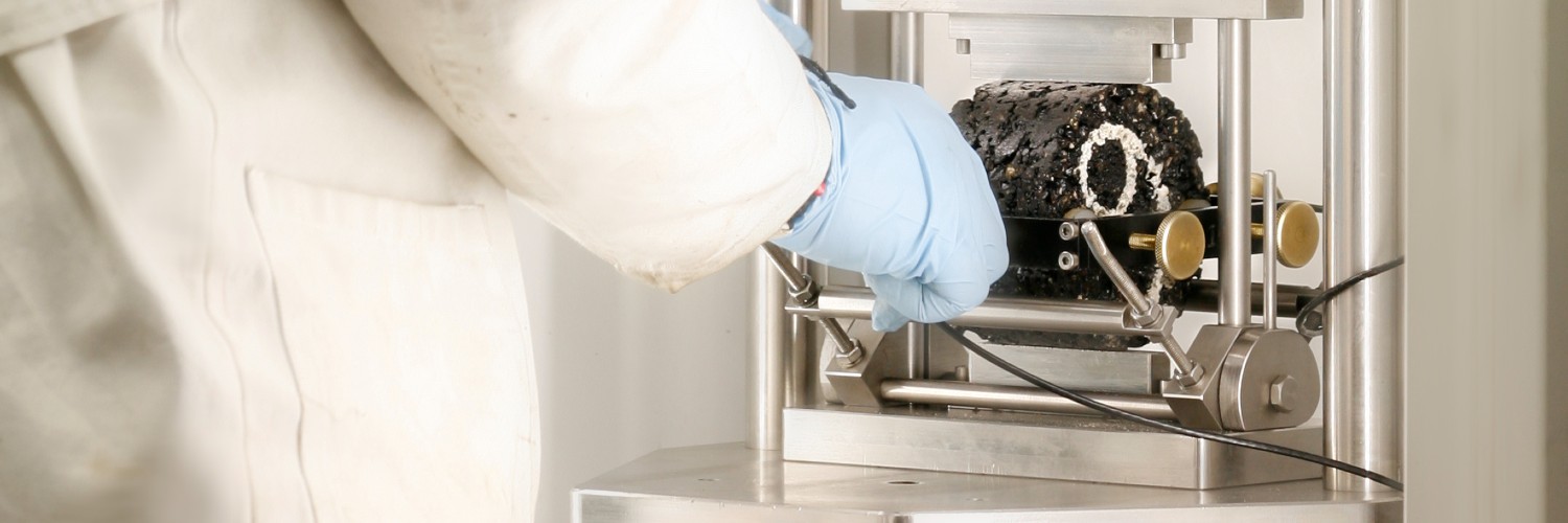 Un chercheur dans un laboratoire