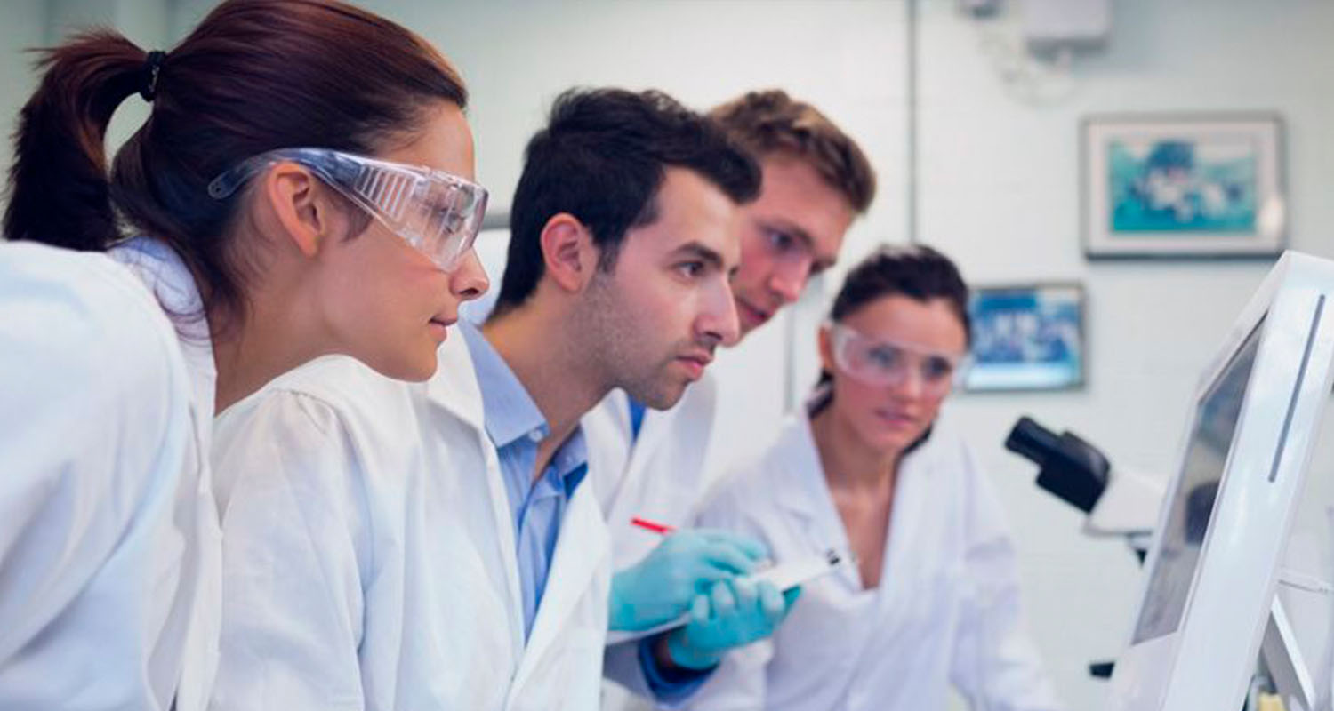 Les chercheurs dans un laboratoire