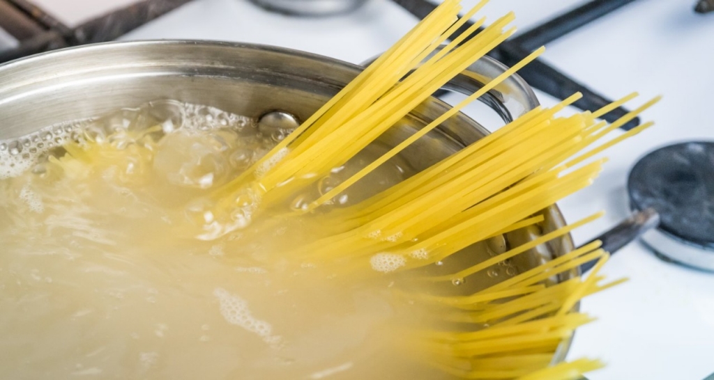 Une casserole sur la cuisinière