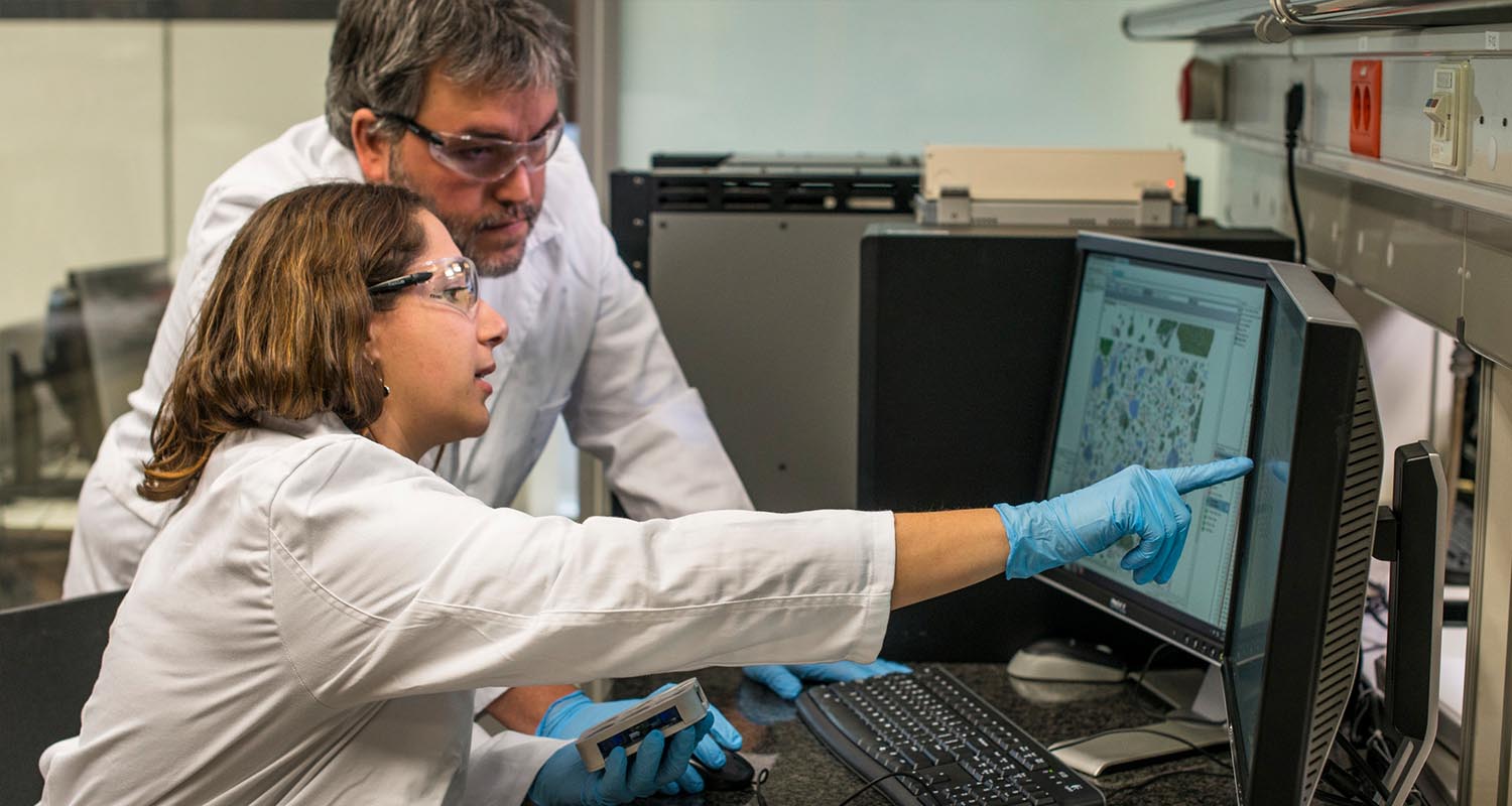 Deux scientifiques dans son laboratoire