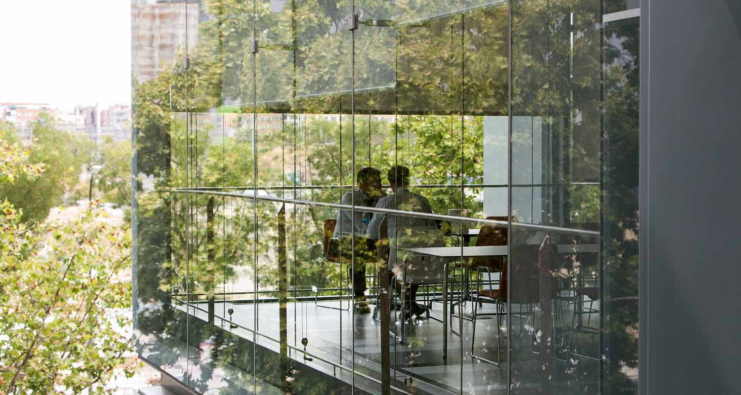 Deux hommes tiennent une réunion dans le bureau