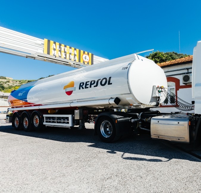 Un camion repsol blanc