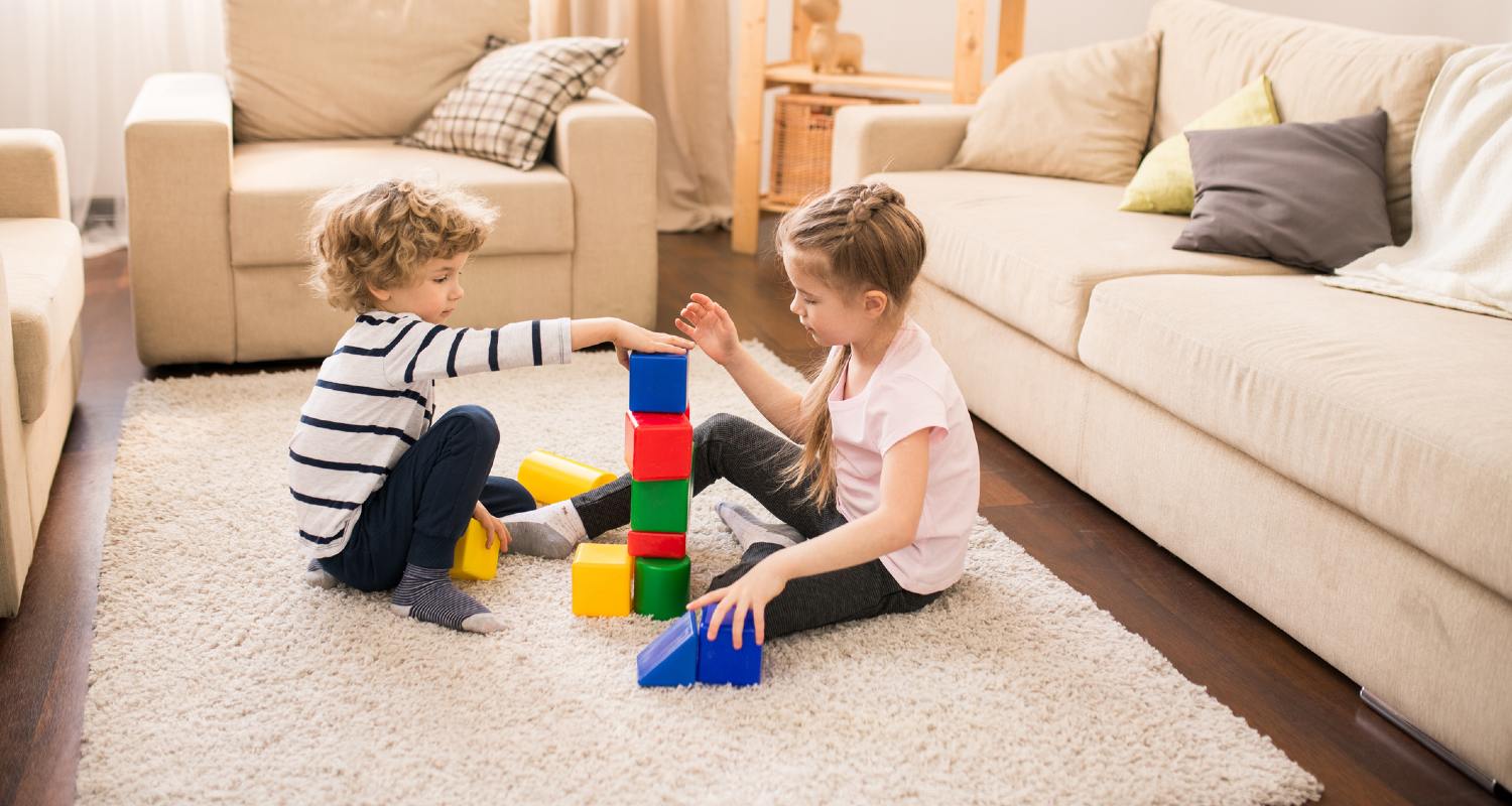 Père jouant avec son fils à la maison